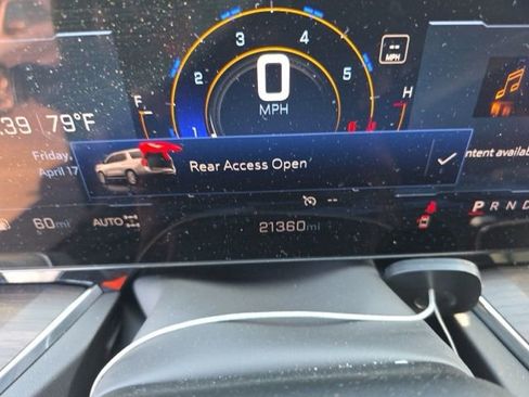 Used 2025 Chevrolet Suburban Z71 AWD/4WD image 15