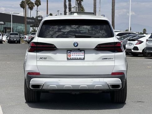 Used 2024 BMW X5 xDrive50e image 4