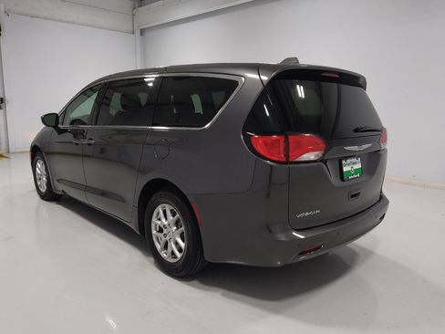 Used 2021 Chrysler Voyager LX FWD image 5