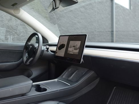 Used 2021 Tesla Model Y Long Range image 21