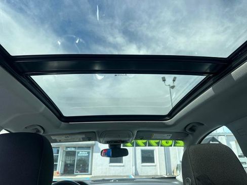 Used 2024 GMC Terrain SLE w/ Driver Convenience Package image 11