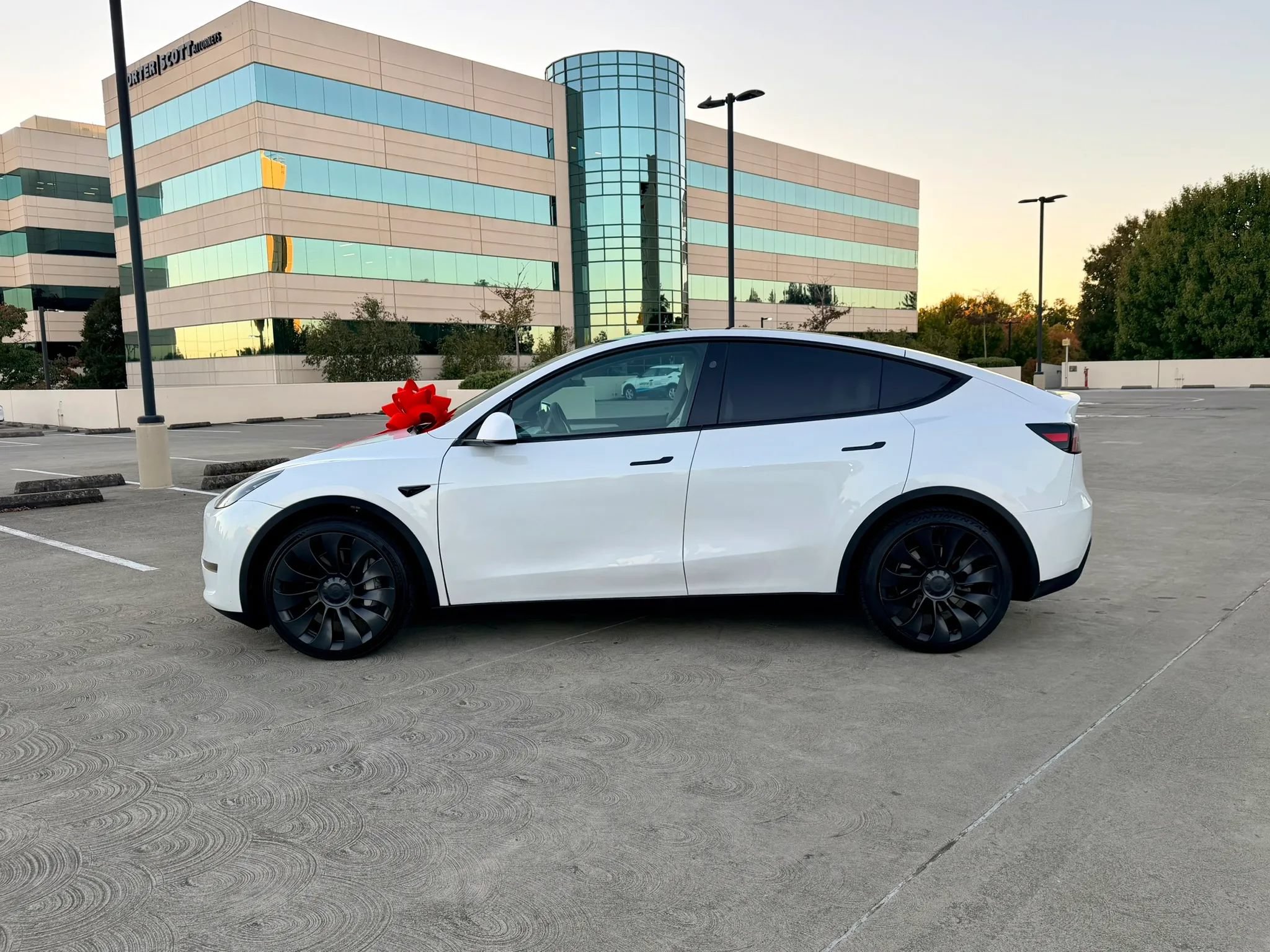 Used 2024 Tesla Model Y Long Range AWD/4WD image 14