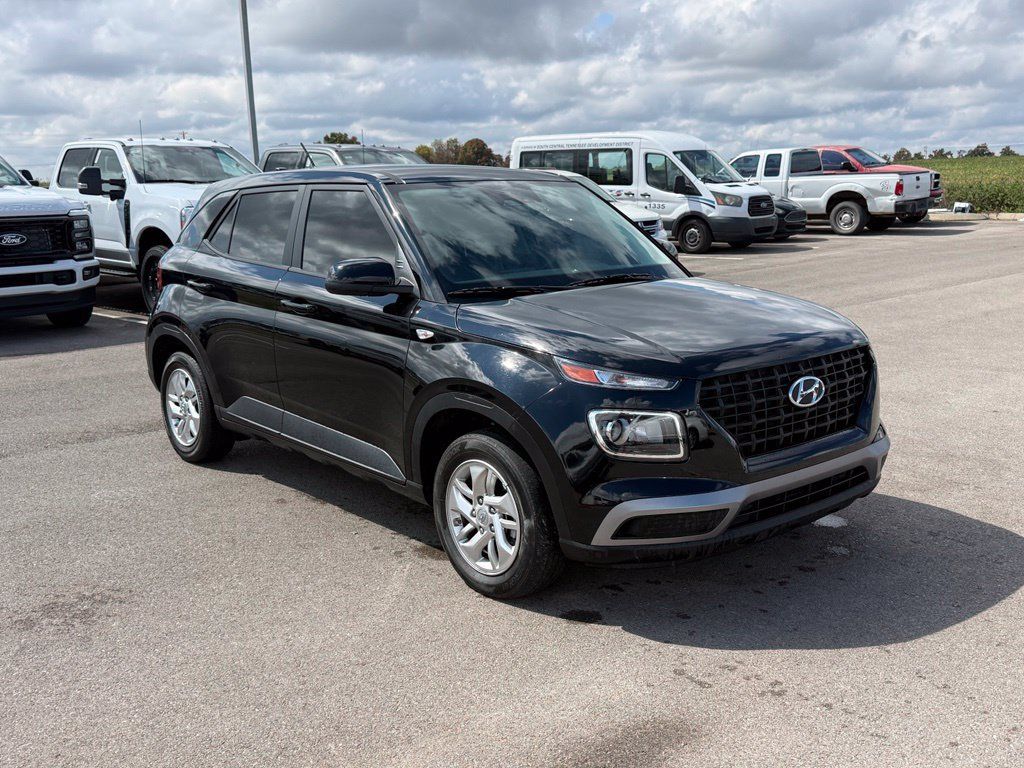 Used 2025 Hyundai Venue SE FWD image 2