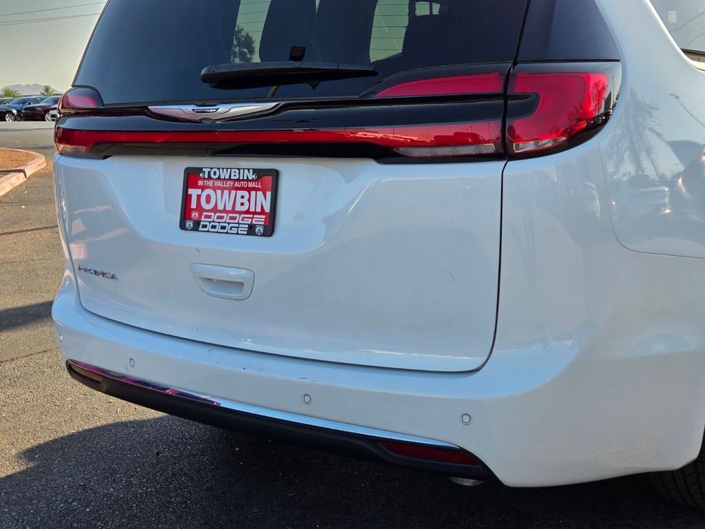Used 2024 Chrysler Pacifica Touring-L FWD image 5