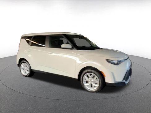 Used 2025 Kia Soul LX w/ LX Technology Package image 2