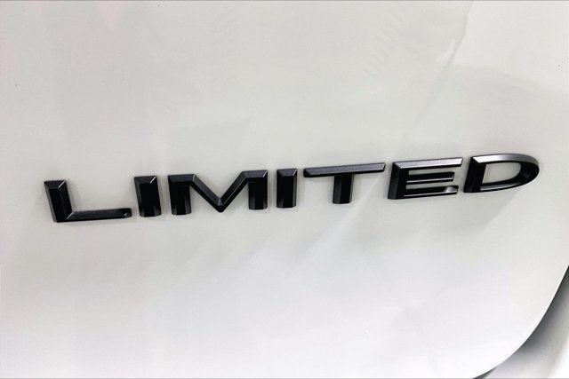 Used 2025 Chrysler Pacifica Limited FWD image 8