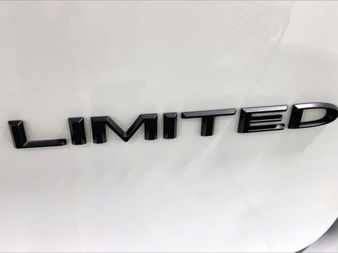 Used 2025 Chrysler Pacifica Limited FWD image 8
