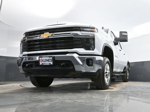 Used 2025 Chevrolet Silverado 2500 LT w/ Convenience Package image 34