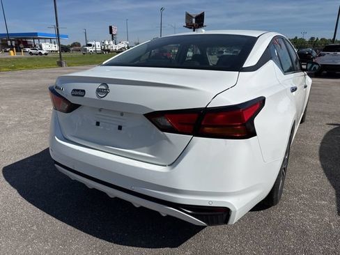 Used 2025 Nissan Altima 2.5 SV FWD image 11