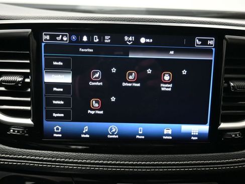 Used 2024 Chrysler Pacifica Touring image 20