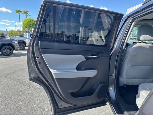 Certified 2024 Toyota Highlander XLE image 17