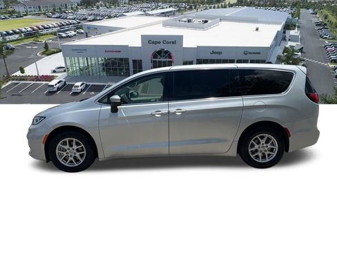 Used 2023 Chrysler Pacifica Touring-L FWD image 22