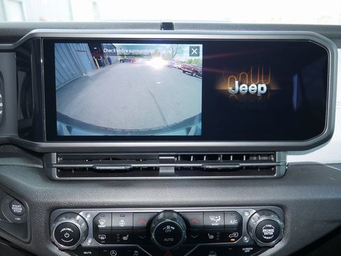 Used 2024 Jeep Wrangler Sport S image 5