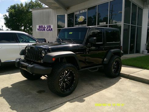 Used 2017 Jeep Wrangler Sport AWD/4WD image 3