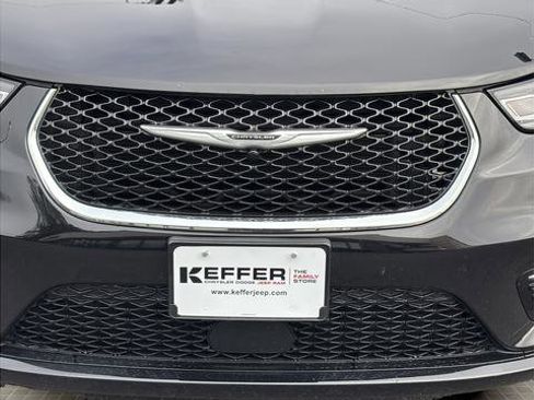 Certified 2024 Chrysler Pacifica Touring-L image 9