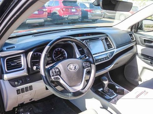 Used 2018 Toyota Highlander XLE w/ Carpet Mat Package (TMS) FWD image 22
