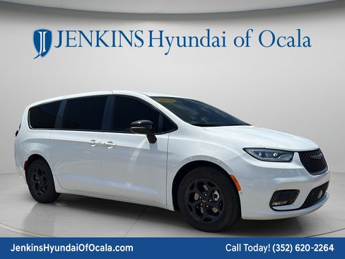 Used 2024 Chrysler Pacifica Limited w/ Uconnect Theater Family Group FWD image 1
