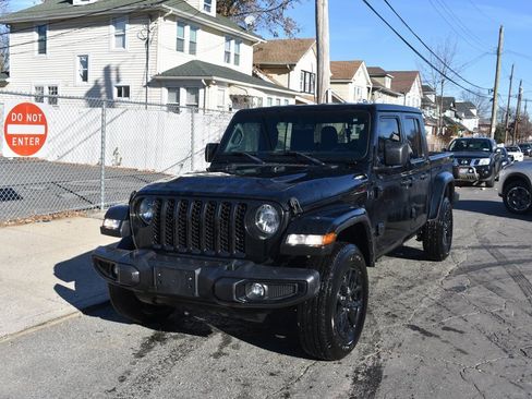 Used 2022 Jeep Gladiator Sport image 2