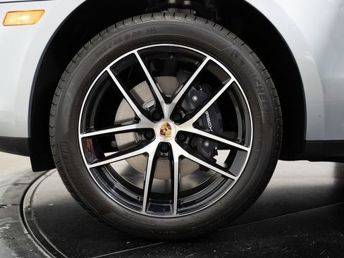 Used 2024 Porsche Macan image 19