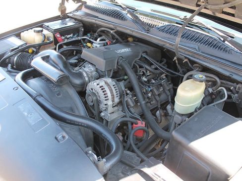Used 1999 Chevrolet Silverado 2500 LS w/ Snow Plow Prep Pkg AWD/4WD image 17