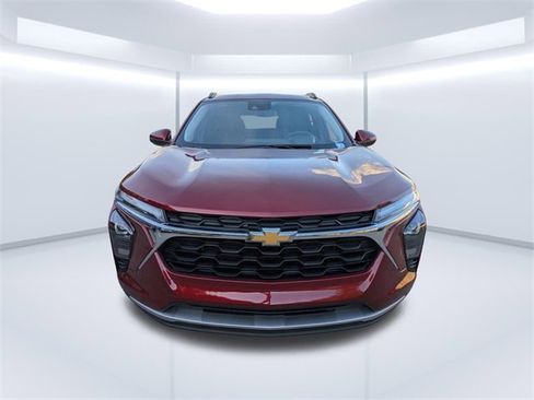 Used 2025 Chevrolet Trax LT w/ LT Convenience Package image 9