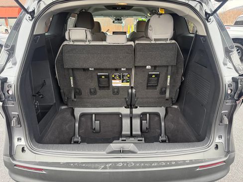 Used 2025 Toyota Sienna LE image 13