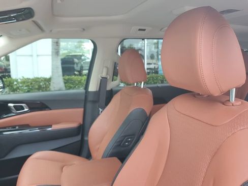 Certified 2024 Kia Carnival SX Prestige FWD image 17