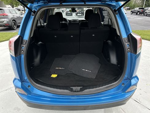 Used 2018 Toyota RAV4 LE FWD image 32
