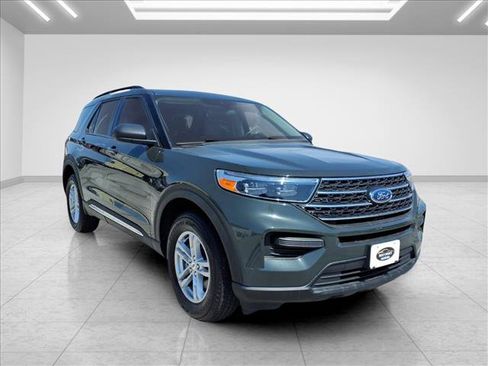 Used 2023 Ford Explorer XLT AWD/4WD image 3