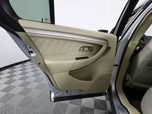 Used 2015 Ford Taurus SE image 16