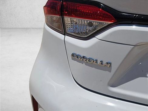 Used 2025 Toyota Corolla LE FWD image 18