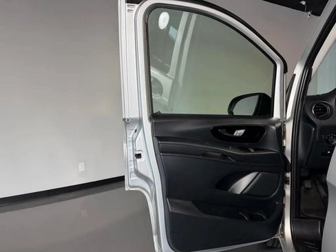 Used 2017 Mercedes-Benz Metris Passenger w/ Driver Efficiency Package image 18