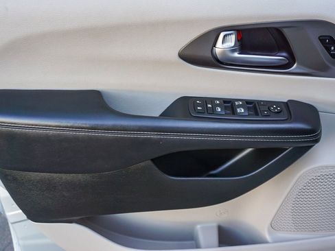 Used 2024 Chrysler Pacifica Touring-L image 19