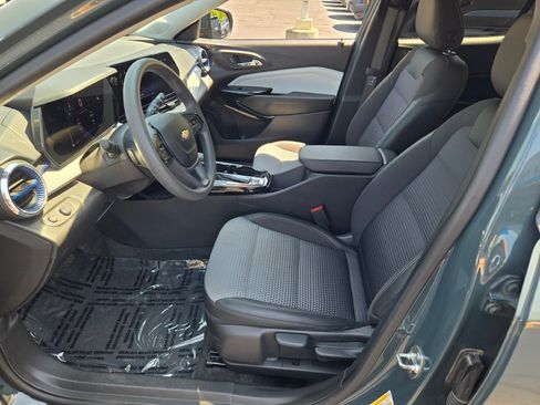 Certified 2025 Chevrolet Trax LT FWD image 21