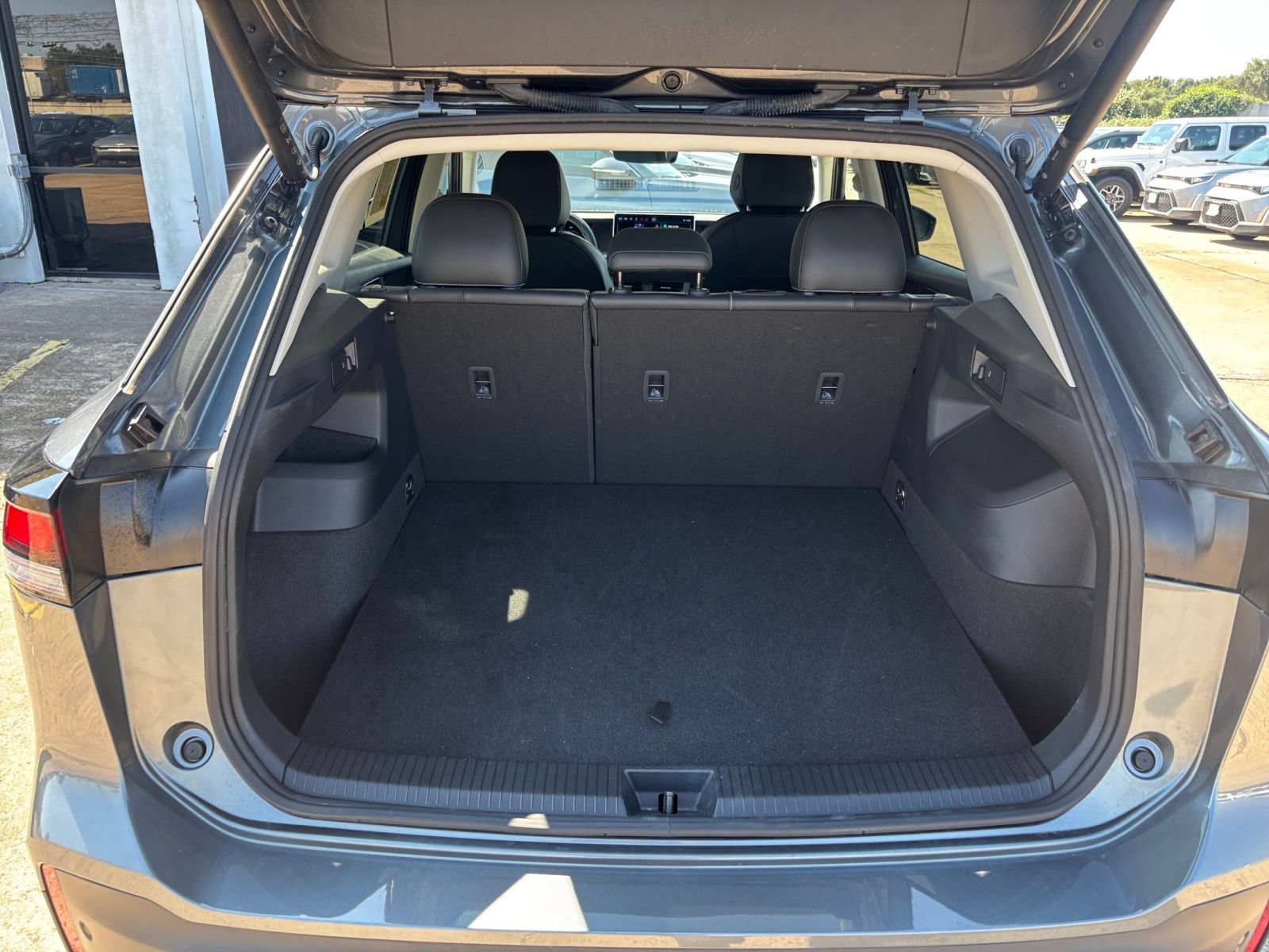 Used 2026 Volkswagen Tiguan SE AWD/4WD image 32