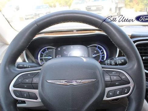 Used 2023 Chrysler Pacifica Limited FWD image 10