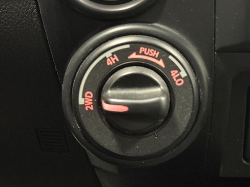 Used 2018 Nissan Titan SV w/ SV Convenience Package AWD/4WD image 22