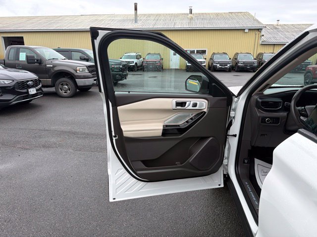 Used 2024 Ford Explorer Platinum w/ Technology Package AWD/4WD image 13