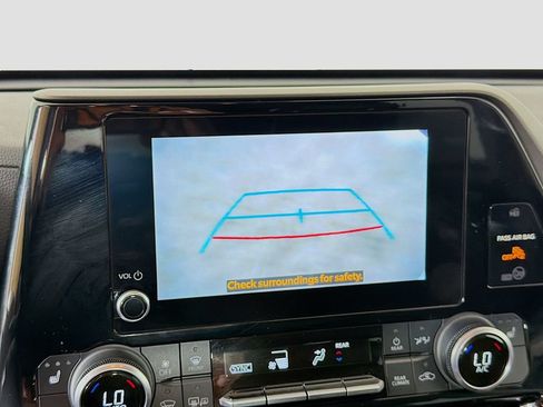 Used 2023 Toyota Highlander XLE AWD/4WD image 38