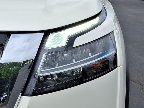 Used 2024 Nissan Pathfinder Platinum AWD/4WD image 9