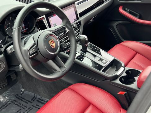 Certified 2023 Porsche Macan image 4