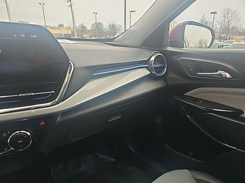 Used 2025 Chevrolet Trax LT w/ LT Convenience Package image 19