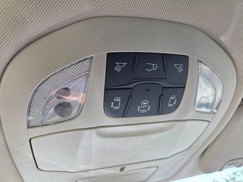 Used 2023 Chrysler Pacifica Touring-L FWD image 33