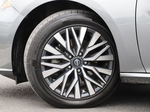 Used 2024 Nissan Altima 2.5 SV image 2