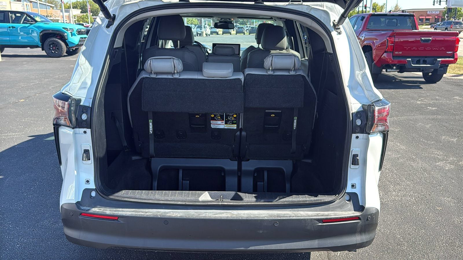 Certified 2025 Toyota Sienna XLE FWD image 19