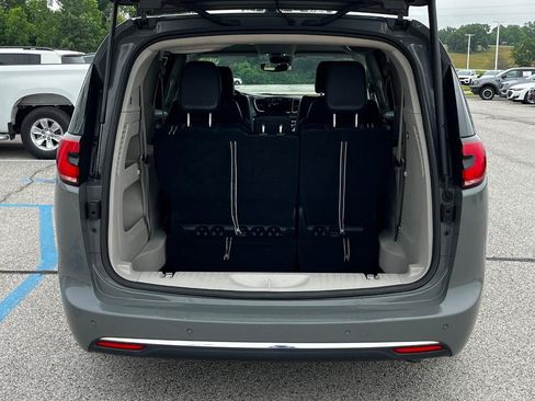 Used 2023 Chrysler Pacifica Touring-L FWD image 7