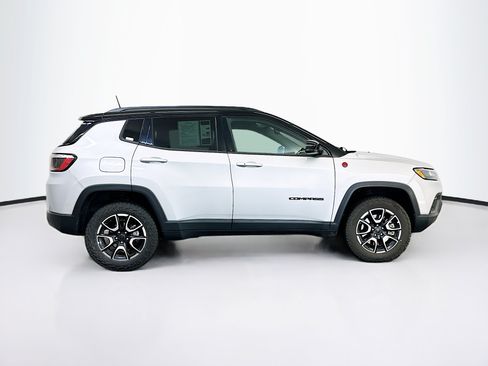 Used 2025 Jeep Compass Trailhawk AWD/4WD image 10