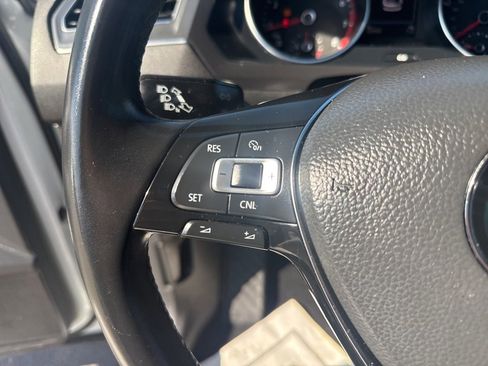 Used 2018 Volkswagen Tiguan SE image 12