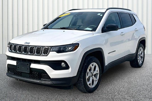 Used 2025 Jeep Compass Latitude w/ Sun & Sound Group AWD/4WD image 2