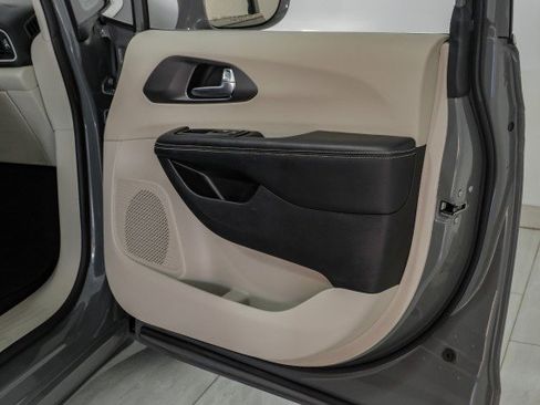 Used 2022 Chrysler Pacifica Touring-L image 37